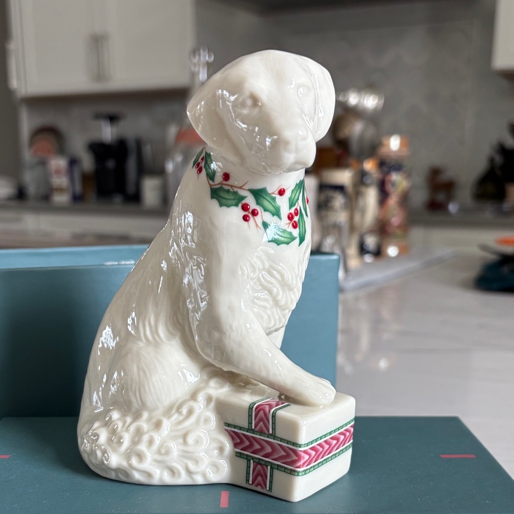 Lenox Holiday Retriever Figurine with Original Box - Picture 2 of 2